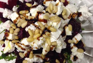 Свекла с козьим сыром и рукколой