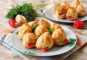 Профитроли со сливочным сыром и соленой форелью
