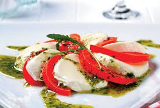 Капрезе с соусом песто