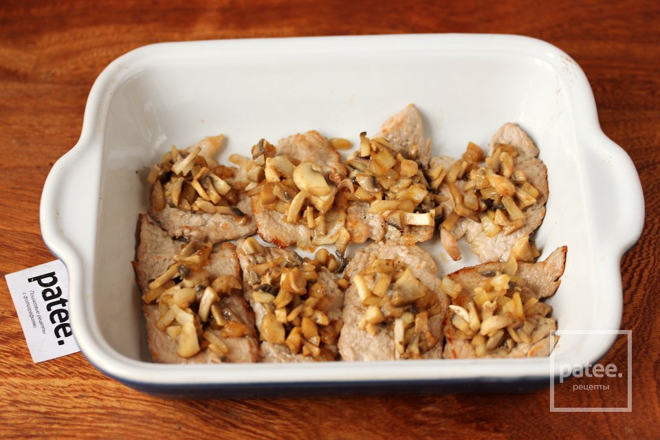 Свинина с грибами под картофельной шубой - Шаг 8