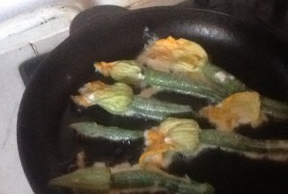 Жареные цветы тыквы и кабачка