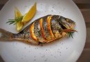 Дорада, запечённая с лимоном, чесноком и ароматными травами