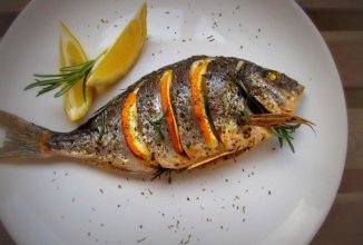 Дорада, запечённая с лимоном, чесноком и ароматными травами