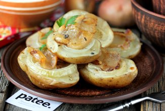 Картофель, запечённый с салом и луком