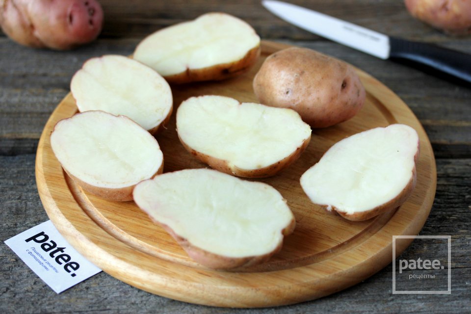 Картофель, запечённый с салом и луком - Шаг 2