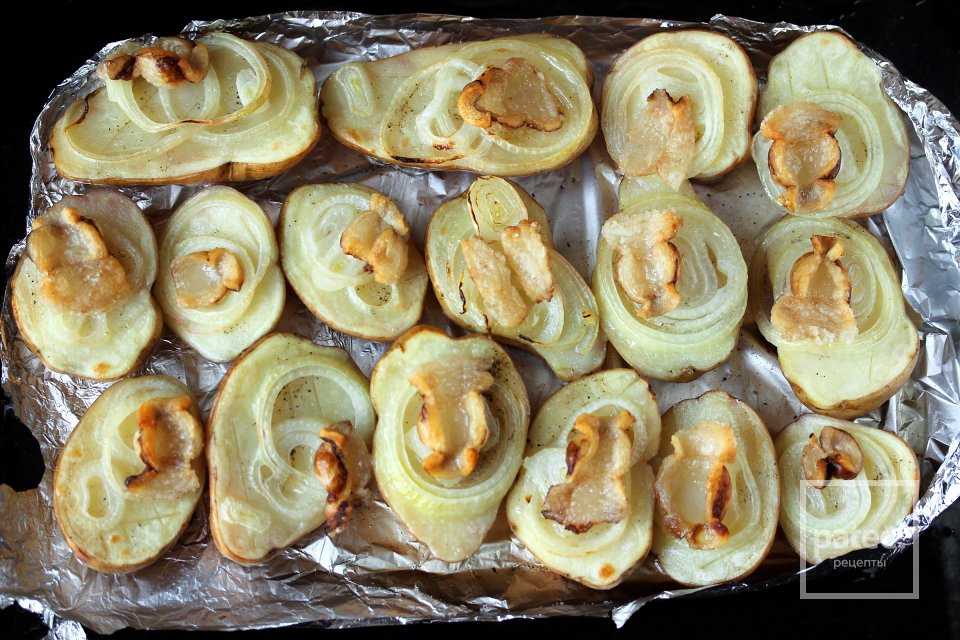 Картофель, запечённый с салом и луком - Шаг 12