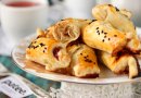 Слоёные рогалики с камамбером и малиновым вареньем