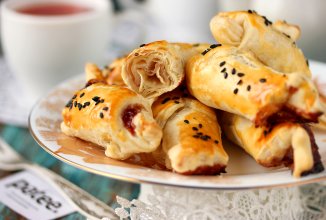 Слоёные рогалики с камамбером и малиновым вареньем