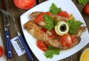 Толстолобик, запечённый с помидорами и чесноком