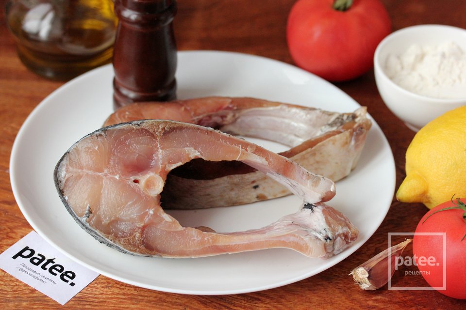 Толстолобик, запечённый с помидорами и чесноком - Шаг 1