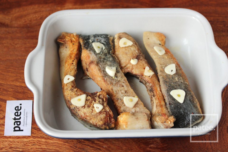 Толстолобик, запечённый с помидорами и чесноком - Шаг 5