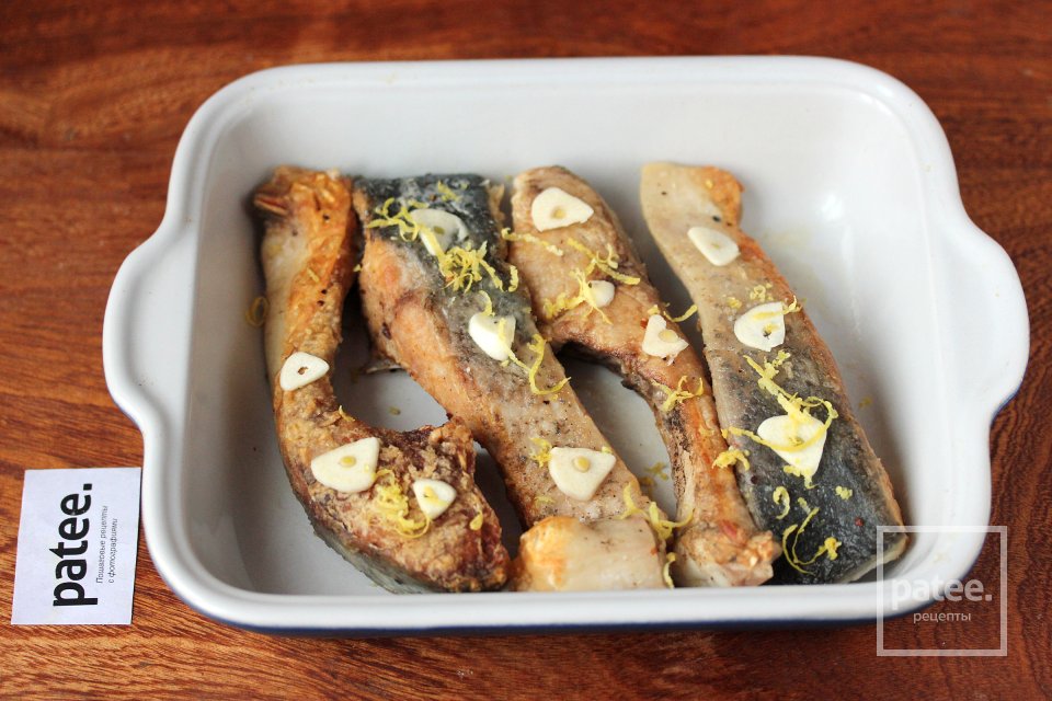 Толстолобик, запечённый с помидорами и чесноком - Шаг 6