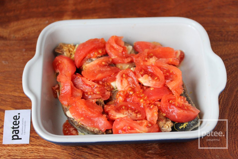 Толстолобик, запечённый с помидорами и чесноком - Шаг 7