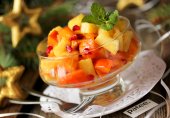 Фруктовый салат с ананасом и хурмой