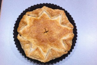 Пирог с сыром и зеленью из слоенного теста.