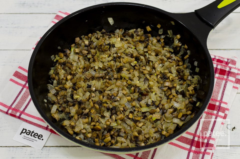 Салат с курицей и грибами Березка - Шаг 7