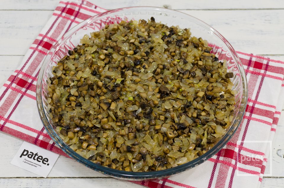 Салат с курицей и грибами Березка - Шаг 8