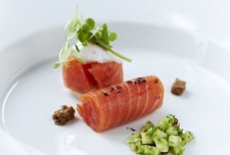 Филе лосося с кремом из анчоусов и сальсой из вяленых помидоров