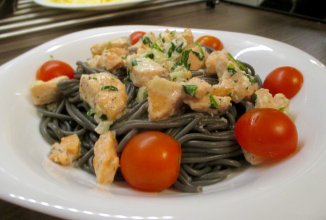 Паста с чернилами каракатицы под сливочным соусом с семгой