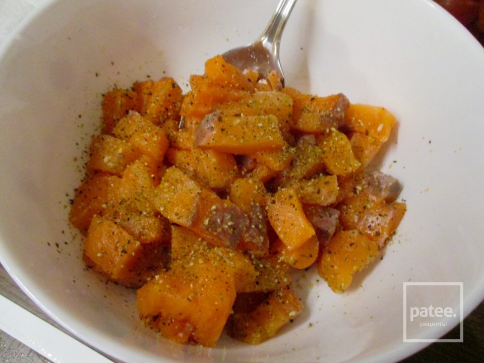 Паста с чернилами каракатицы под сливочным соусом с семгой - Шаг 1