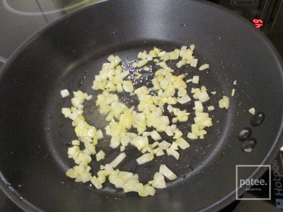 Паста с чернилами каракатицы под сливочным соусом с семгой - Шаг 2