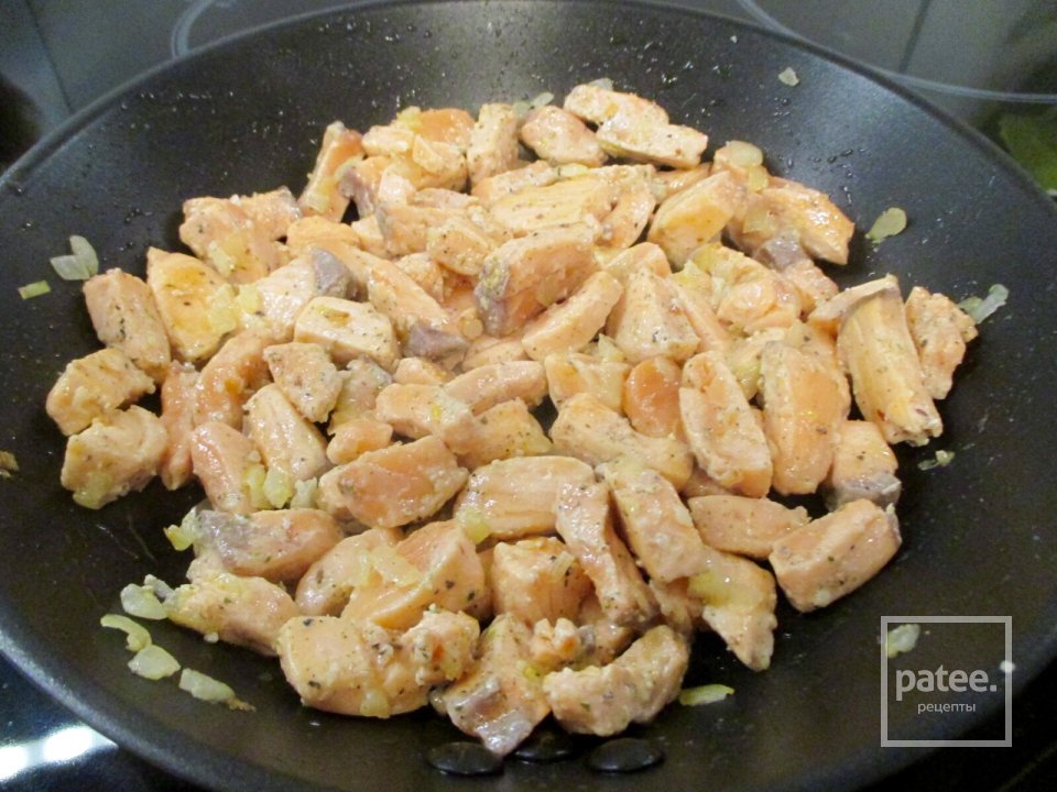 Паста с чернилами каракатицы под сливочным соусом с семгой - Шаг 3