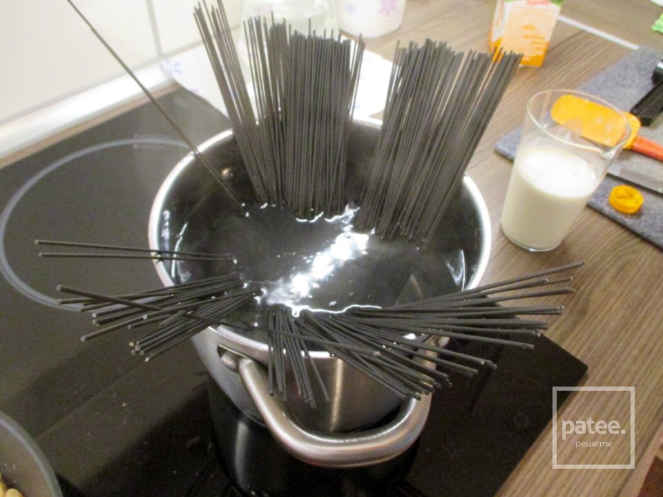 Паста с чернилами каракатицы под сливочным соусом с семгой - Шаг 4