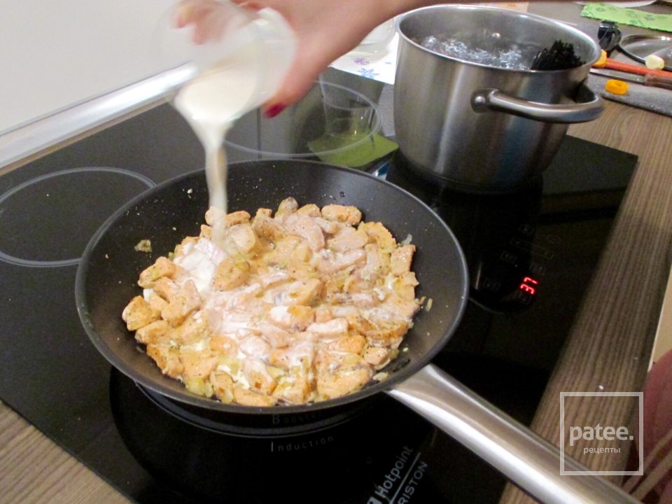 Паста с чернилами каракатицы под сливочным соусом с семгой - Шаг 5