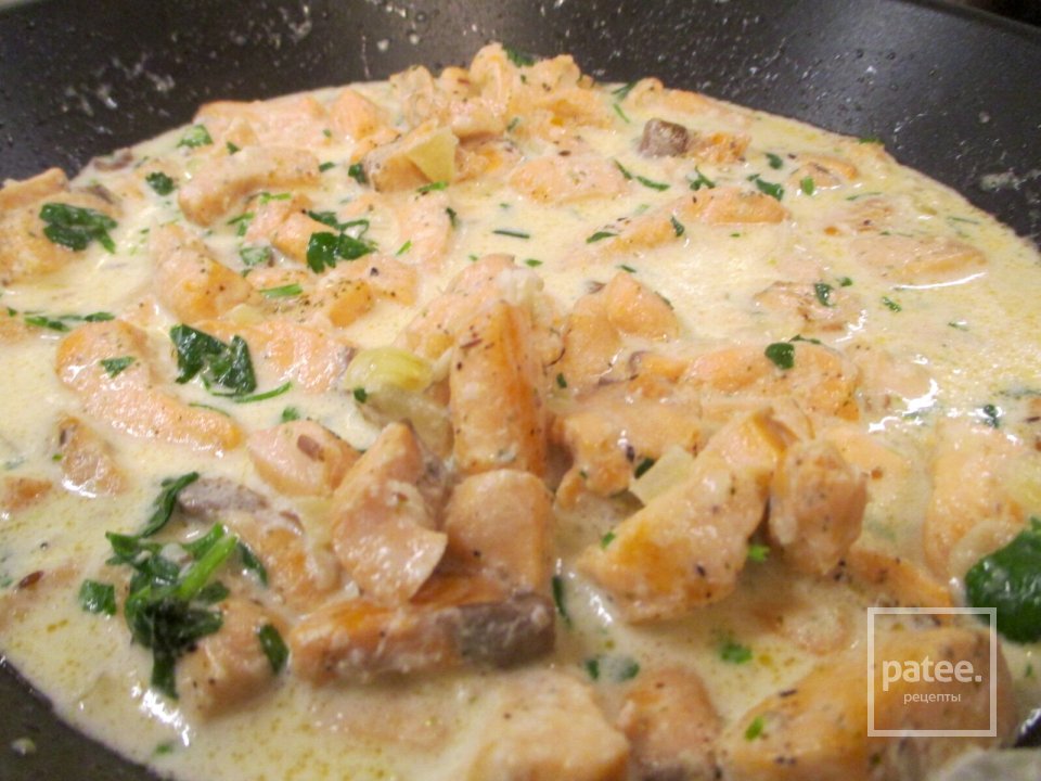 Паста с чернилами каракатицы под сливочным соусом с семгой - Шаг 6