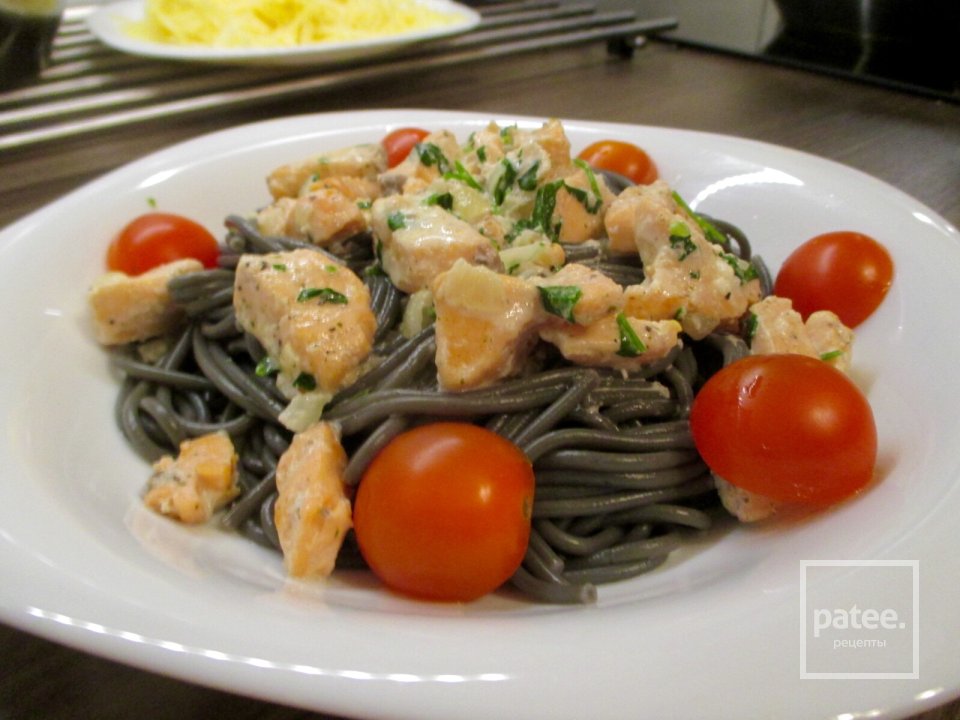 Паста с чернилами каракатицы под сливочным соусом с семгой - Шаг 8