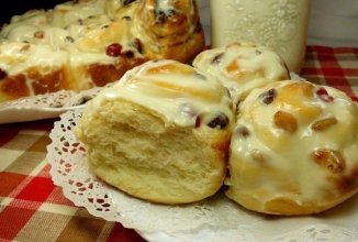 Булочки с изюмом под сливочной заливкой