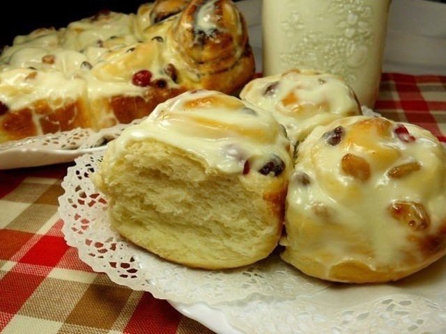 Булочки с изюмом под сливочной заливкой