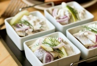 Сельдь с яблоками под сметанным соусом