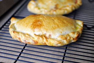 Пицца кальцоне с колбасками