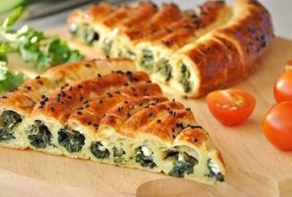 Домашний пирог со шпинатом и сыром Фетаки