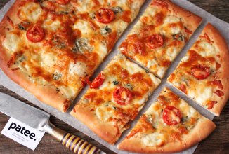 Сырная пицца с помидорами черри