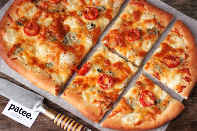 Сырная пицца с помидорами черри