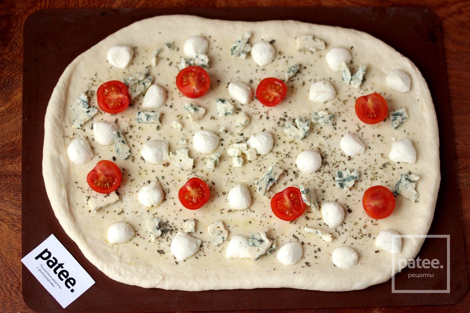 Сырная пицца с помидорами черри - Шаг 7