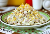 Салат с колбасой и фасолью