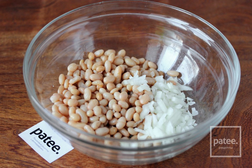 Салат с колбасой и фасолью - Шаг 7