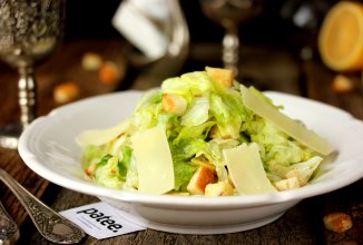 Салат Цезарь с анчоусами