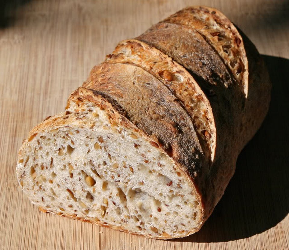 Самодельный хлеб. Хлеб бездрожжевой злаковый. Хлеб на закваске Пинтер. Хлеб зерновой на закваске. Ржаной хлеб на закваске.