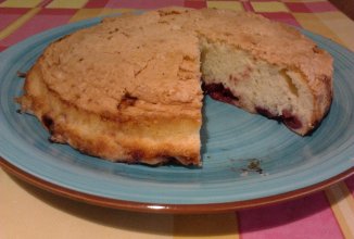 Шарлотка с вишней