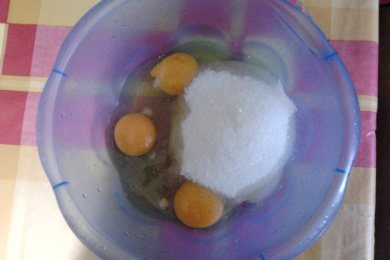 Шарлотка с вишней - приготовление