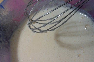 Шарлотка с вишней - приготовление