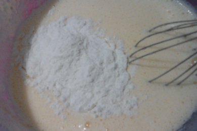 Шарлотка с вишней - приготовление