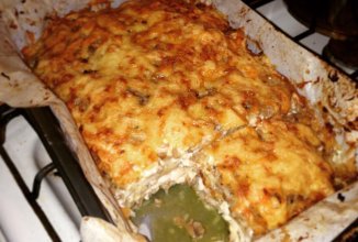 Отбивные из куриного филе запеченные с грибами под сыром