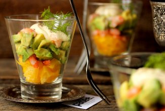 Салат с креветками и авокадо