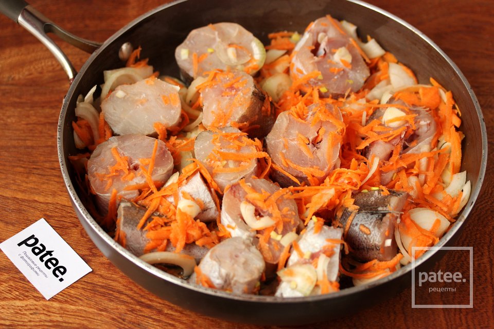 Хек в томатном соусе с овощами - Шаг 6