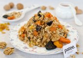 Сладкий плов с сухофруктами, медом и орехами